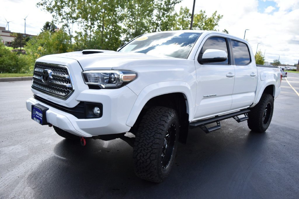 Used 2016 Toyota Tacoma TRD Sport w/ Towing Package AWD/4WD image 12