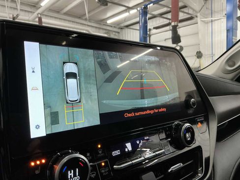 Used 2024 Toyota Highlander Limited image 13