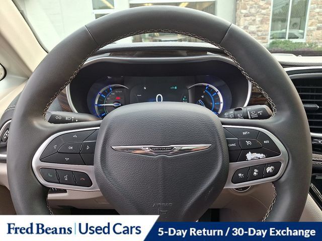 Used 2023 Chrysler Pacifica Limited FWD image 27