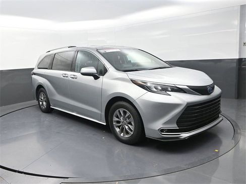Used 2024 Toyota Sienna XLE image 9