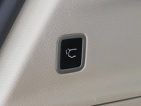 Used 2023 Chrysler Pacifica Limited FWD image 11