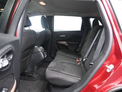 Used 2017 Jeep Cherokee Latitude w/ Cold Weather Group AWD/4WD image 25