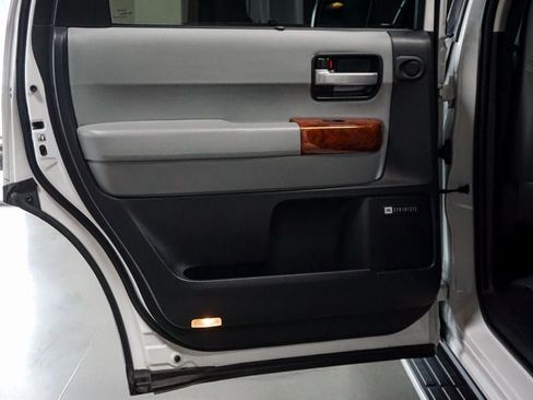 Used 2022 Toyota Sequoia Platinum AWD/4WD image 27