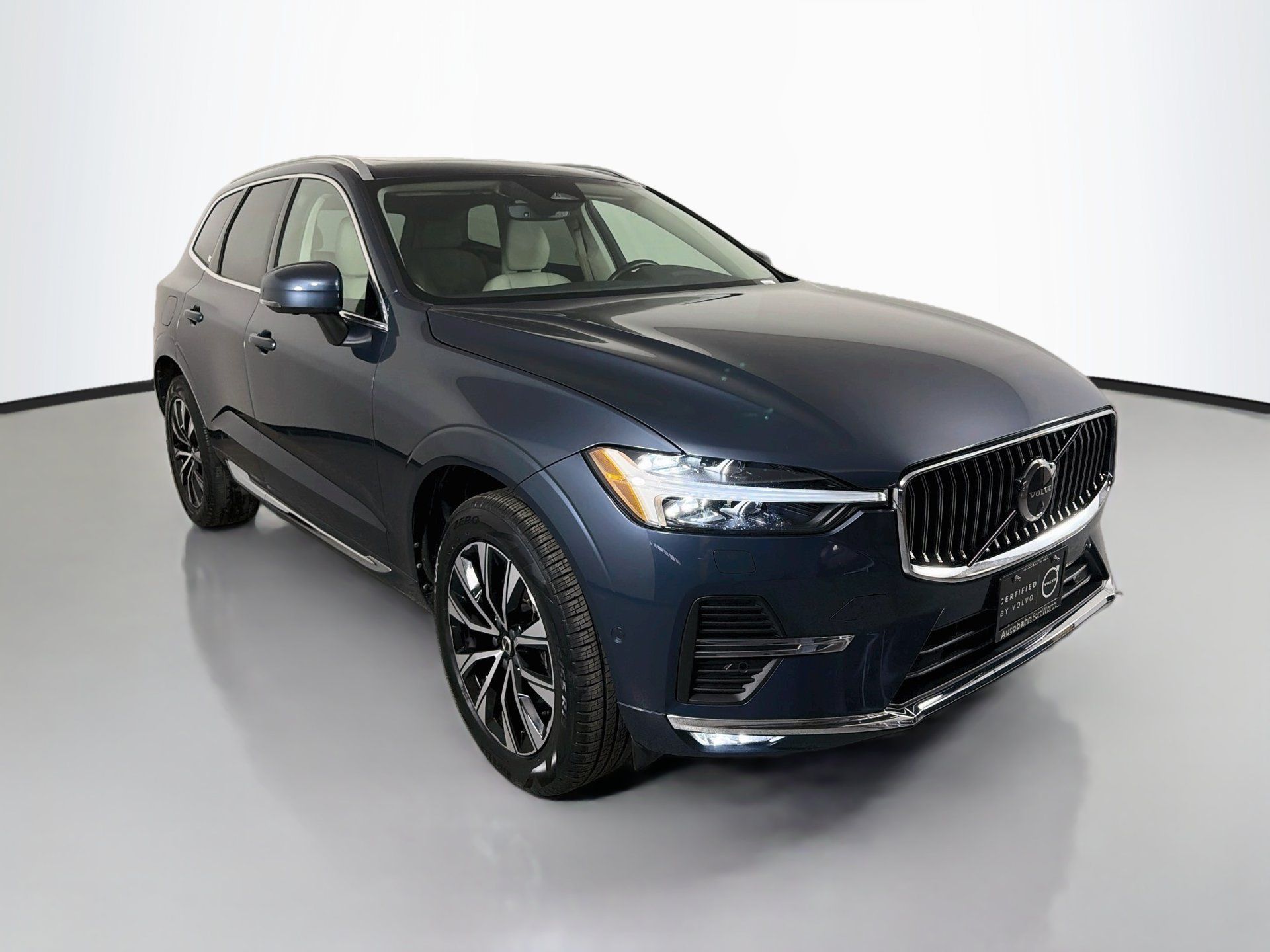 Certified 2023 Volvo XC60 B5 Plus AWD/4WD image 3