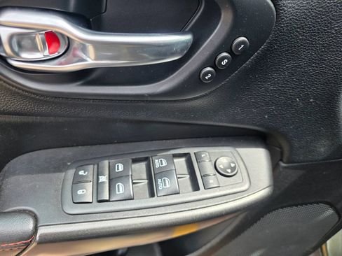 Used 2020 Jeep Cherokee Trailhawk AWD/4WD image 12