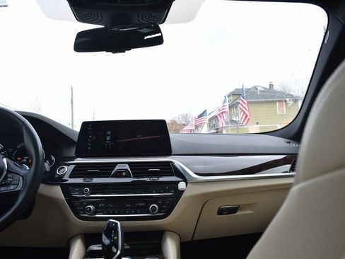 Used 2018 BMW 530e xDrive w/ Premium Package 2 image 31