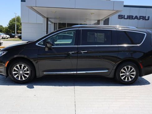 Used 2019 Chrysler Pacifica Touring-L Plus w/ Advanced Safetytec Group FWD image 2