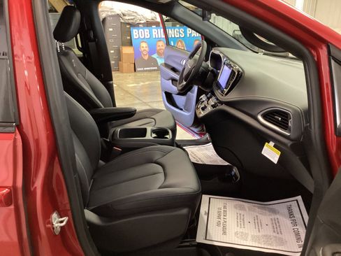 New 2026 Chrysler Pacifica Select image 35