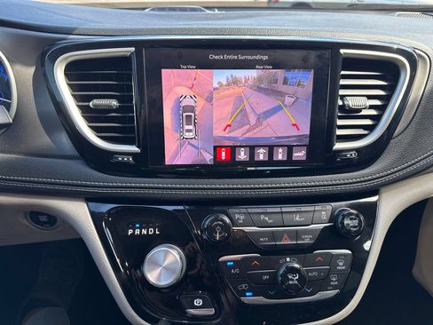 Used 2022 Chrysler Pacifica Touring-L w/ Uconnect Theater Family Group FWD image 34