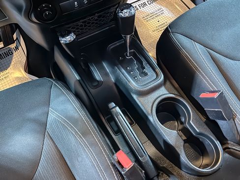 Used 2018 Jeep Wrangler Unlimited Sahara image 24