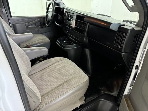 Used 2017 GMC Savana 2500 image 59