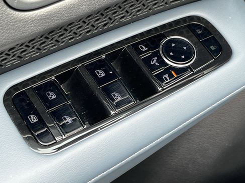 Used 2024 Nissan Ariya AWD image 19