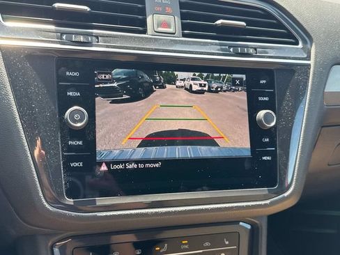 Used 2023 Volkswagen Tiguan SE AWD/4WD image 34