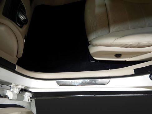 Used 2019 Mercedes-Benz GLC 300 4MATIC w/ Premium Package image 13