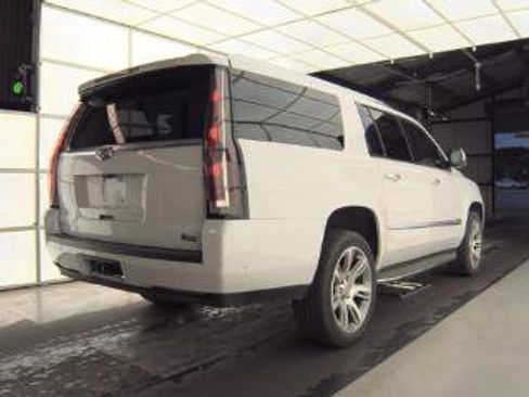 Used 2019 Cadillac Escalade ESV Luxury RWD image 5