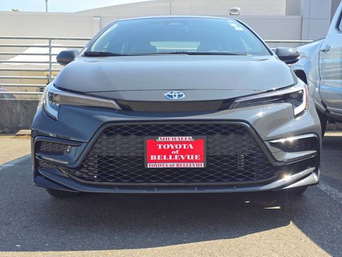 Certified 2025 Toyota Corolla SE FWD image 2