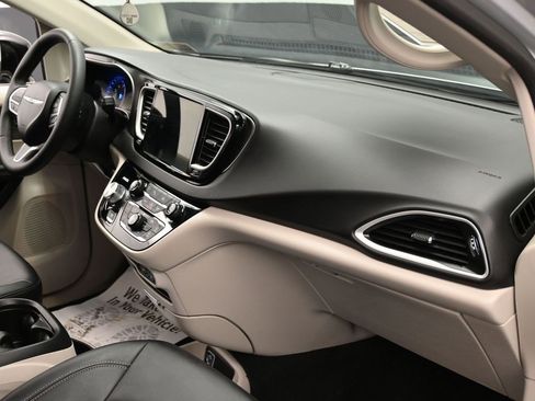 Used 2024 Chrysler Pacifica Touring-L image 36