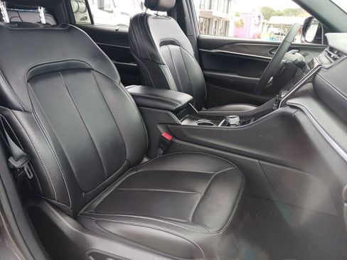 Used 2024 Jeep Grand Cherokee L Limited w/ Luxury Tech Group II RWD image 17