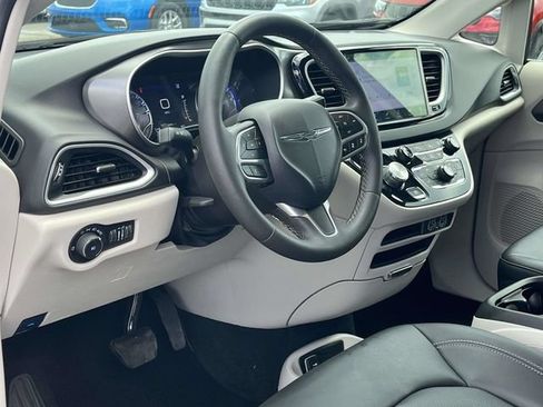 Used 2024 Chrysler Pacifica Touring-L FWD image 12