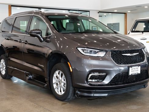 Used 2021 Chrysler Pacifica Touring-L FWD image 3