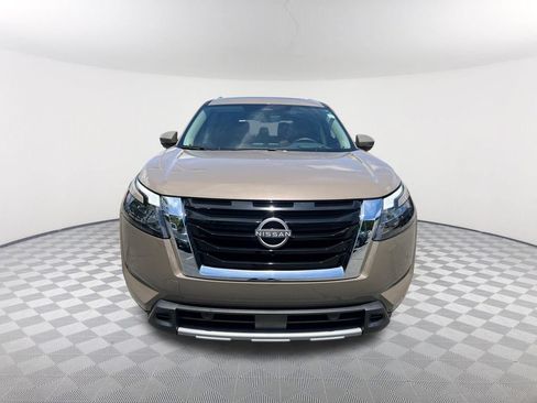 Used 2025 Nissan Pathfinder Platinum FWD image 2