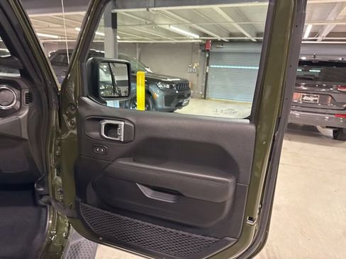Used 2022 Jeep Wrangler Unlimited Sahara AWD/4WD image 38