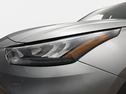 Used 2020 Toyota Highlander XLE FWD image 29