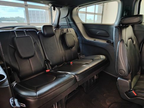 Used 2025 Chrysler Pacifica Select FWD image 16