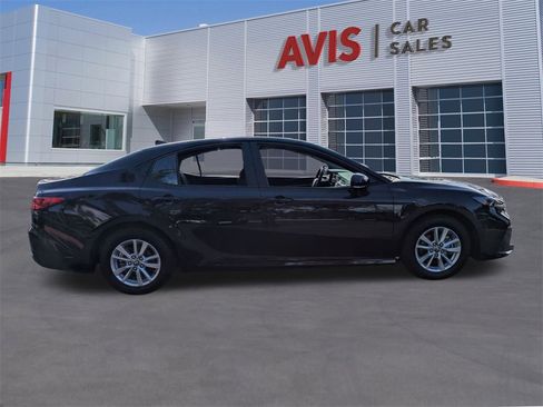 Used 2025 Toyota Camry LE image 5