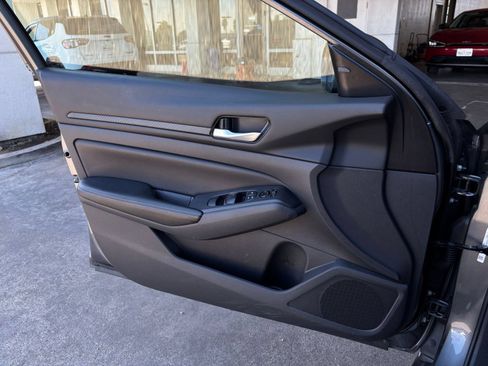 Used 2025 Nissan Altima 2.5 SV FWD image 18