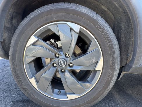 Used 2024 Nissan Rogue SV AWD/4WD image 16