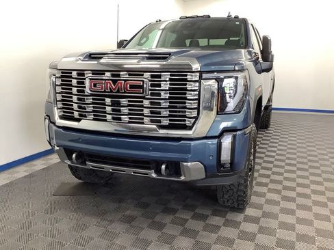 Used 2024 GMC Sierra 2500 Denali w/ Denali Reserve Package AWD/4WD image 2