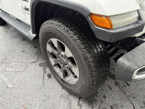 Used 2018 Jeep Wrangler Unlimited Sahara AWD/4WD image 11