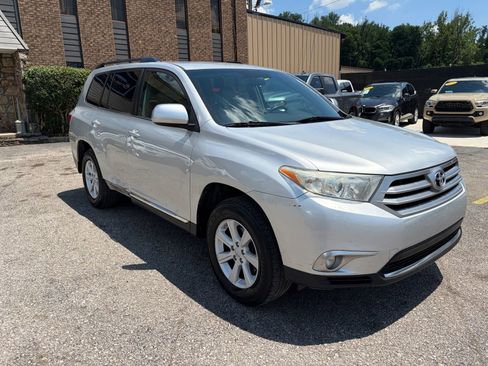 Used 2012 Toyota Highlander FWD w/ Tech Pkg image 3