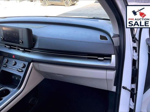 Used 2024 Kia Carnival LX image 15