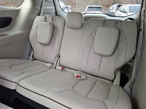 Used 2017 Chrysler Pacifica Limited image 11