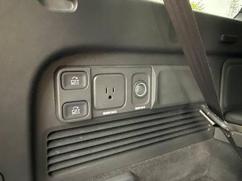 Used 2025 Rivian R1S Premium AWD/4WD image 52