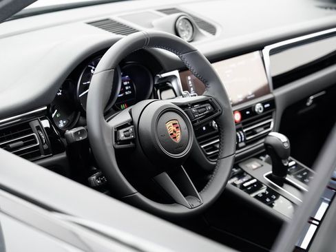 Certified 2025 Porsche Macan image 9