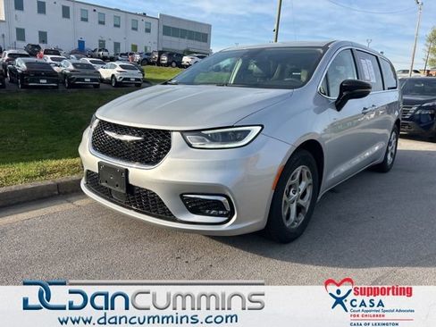 Used 2024 Chrysler Pacifica Limited image 1