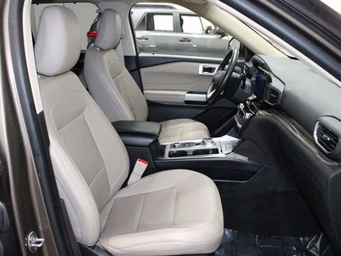 Used 2021 Ford Explorer Limited image 17