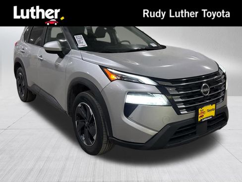 Used 2025 Nissan Rogue SV image 1