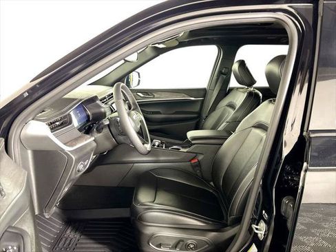 Certified 2025 Jeep Grand Cherokee Limited w/ Black Appearance Package AWD/4WD image 12