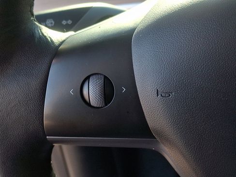 Used 2022 Tesla Model Y Long Range image 21