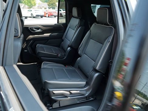 Used 2024 GMC Yukon XL SLT w/ SLT Luxury Package AWD/4WD image 8