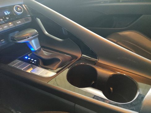 Used 2025 Hyundai Elantra Limited FWD image 26