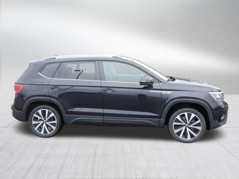 Used 2023 Volkswagen Taos SE w/ Panoramic Sunroof Package AWD/4WD image 8