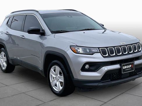 Used 2022 Jeep Compass Latitude w/ Sun and Sound Group AWD/4WD image 3