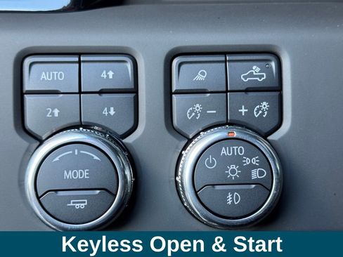 Used 2025 GMC Sierra 2500 AT4X image 19