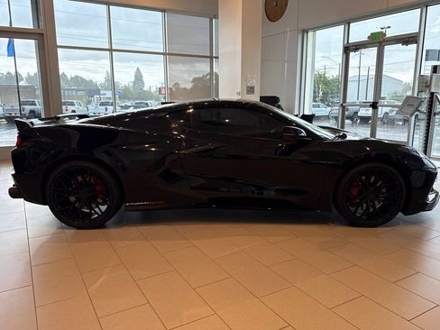 Used 2022 Chevrolet Corvette Stingray Coupe w/ Z51 Performance Package RWD image 3