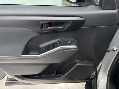 Used 2022 Toyota Highlander LE FWD image 18